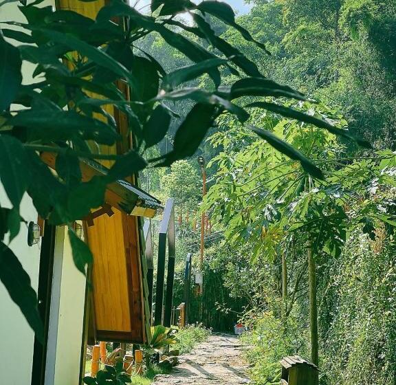 هتل A Little Hill Retreat