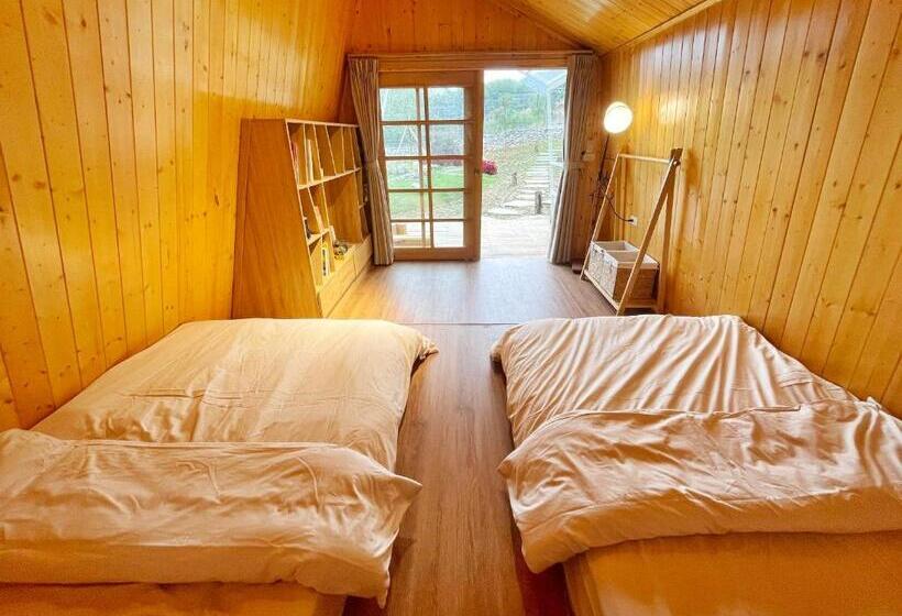 هتل A Little Hill Retreat