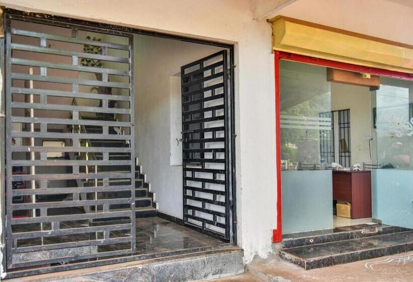 فندق Collection O The Lawns