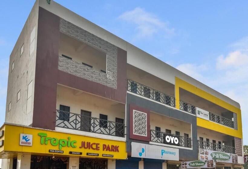 فندق Collection O The Lawns