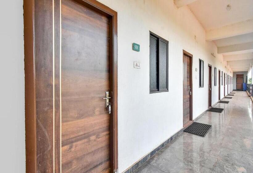 فندق Collection O The Lawns