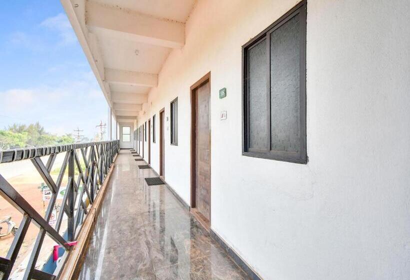 فندق Collection O The Lawns