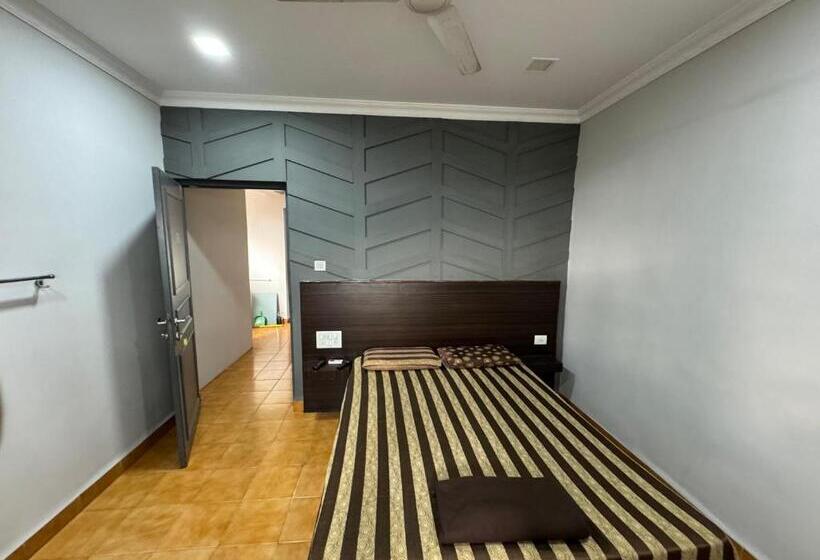 فندق Frankies Holiday Inn