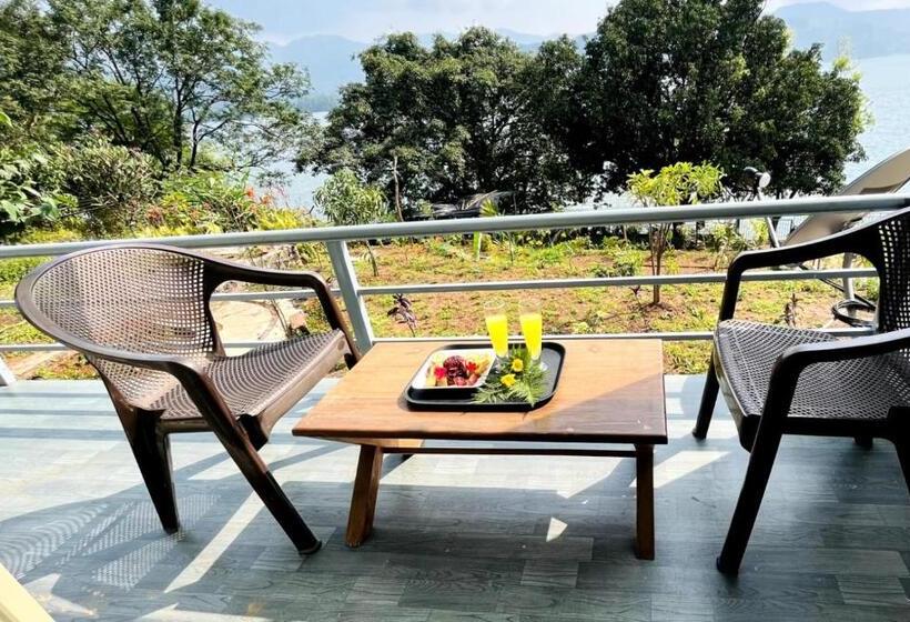 בית מלון כפרי Lotus Lakeshore Homes