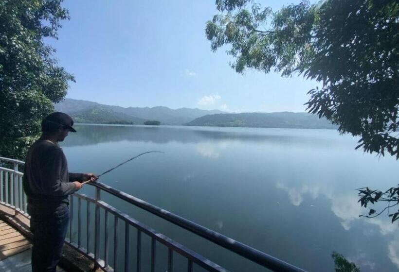 בית מלון כפרי Lotus Lakeshore Homes