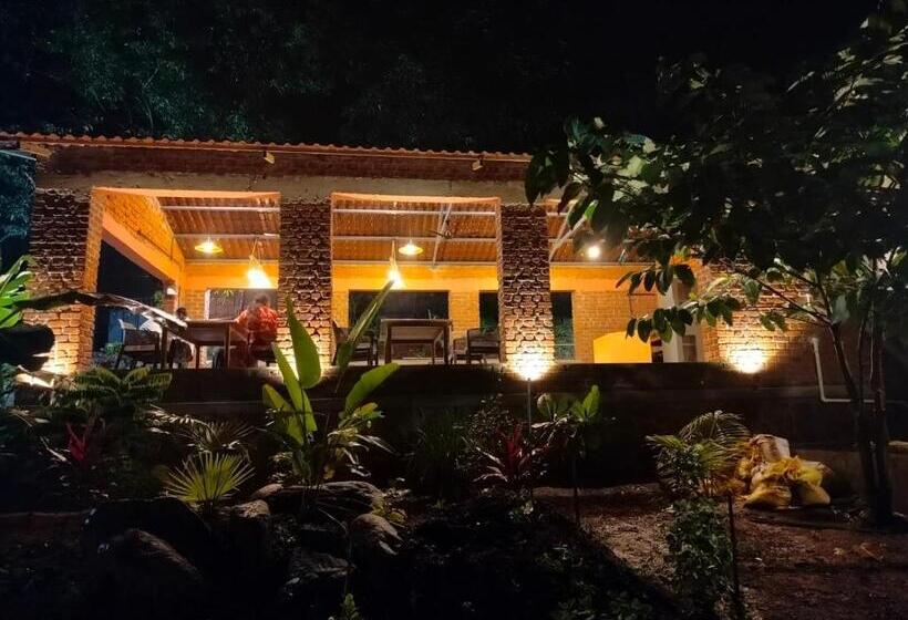 בית מלון כפרי Lotus Lakeshore Homes