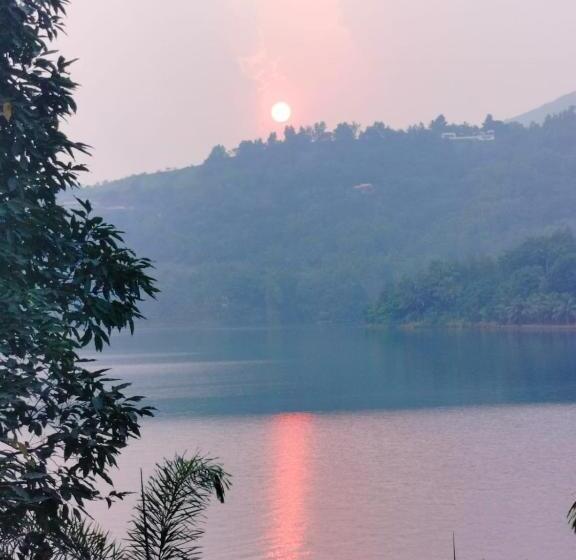 בית מלון כפרי Lotus Lakeshore Homes