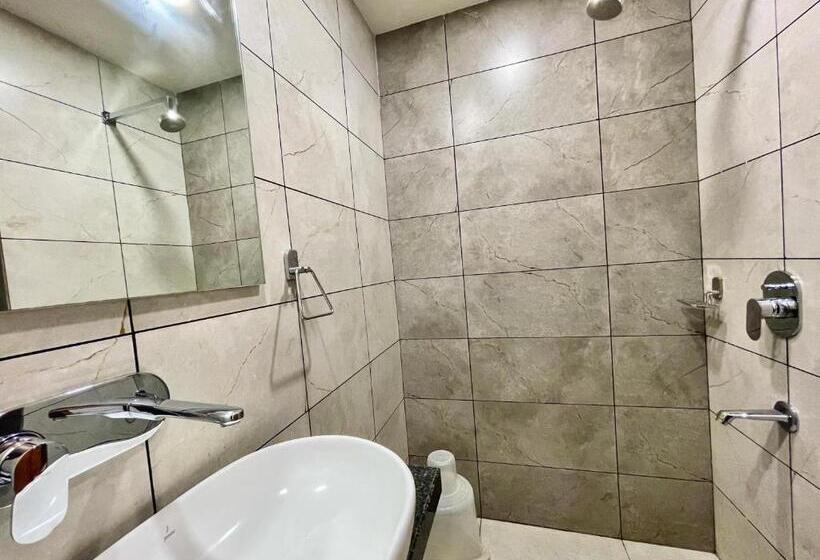 ホテル Rockbay ! Puri, Swimming Pool Lift And Parking Facility Near Sea Beach & Temple Breakfast Included