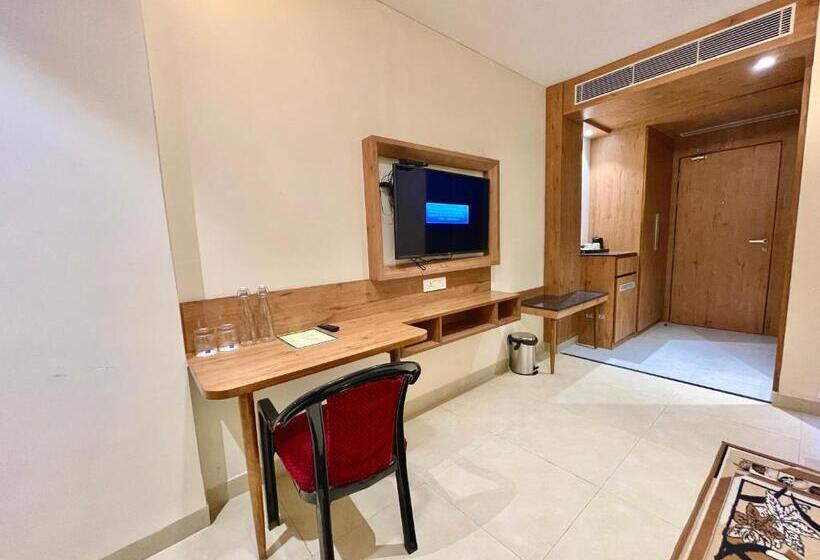 ホテル Rockbay ! Puri, Swimming Pool Lift And Parking Facility Near Sea Beach & Temple Breakfast Included