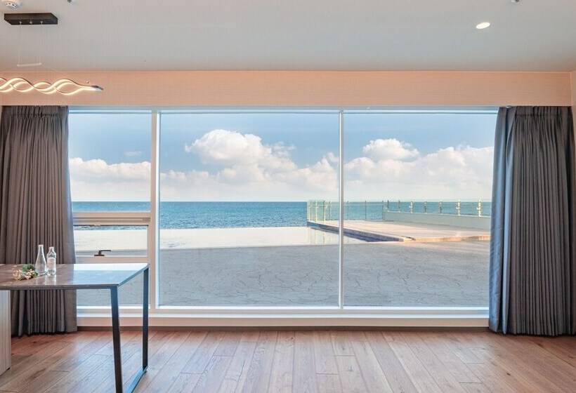 Отель Sharp & Flat