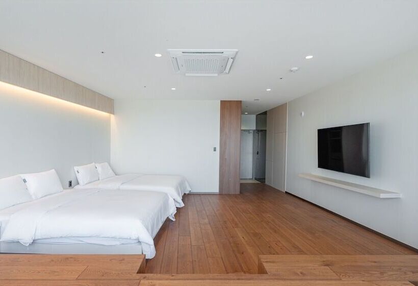 Отель Sharp & Flat