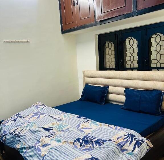 Отель Yuvraj Palace