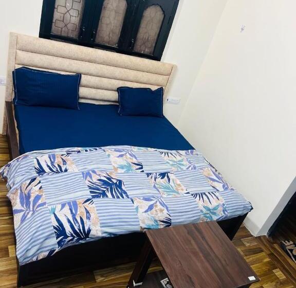 Отель Yuvraj Palace