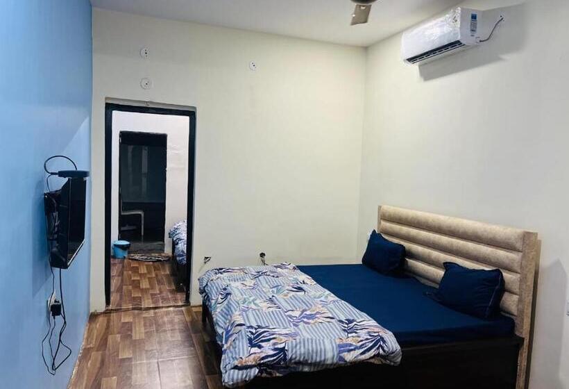 Отель Yuvraj Palace