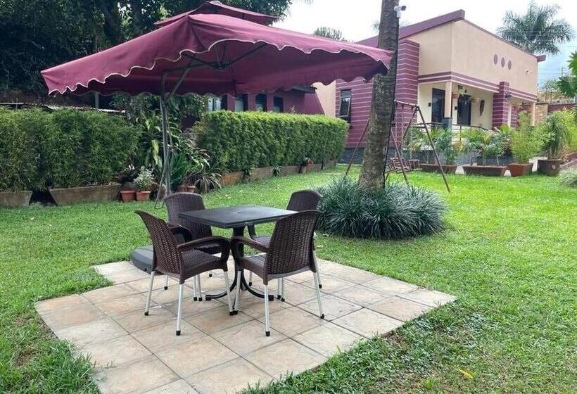 پانسیون Airy Studio Flat With Beautiful Garden