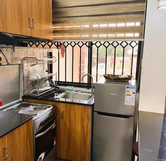 پانسیون Airy Studio Flat With Beautiful Garden