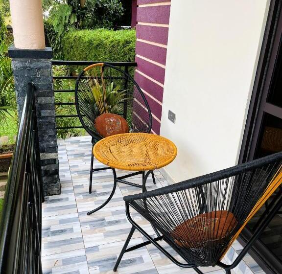 پانسیون Airy Studio Flat With Beautiful Garden