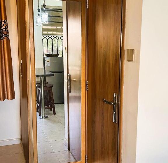 پانسیون Airy Studio Flat With Beautiful Garden