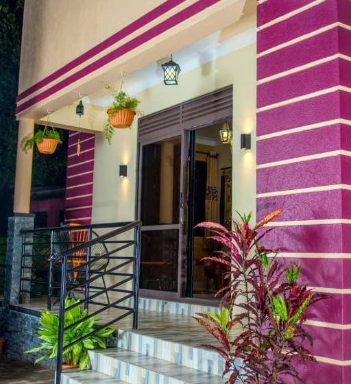 پانسیون Airy Studio Flat With Beautiful Garden