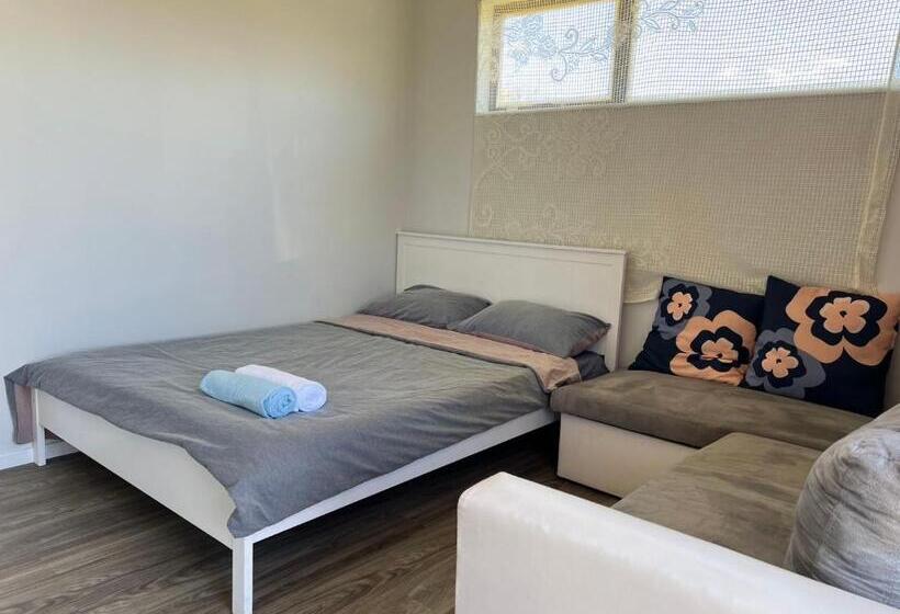 بنسيون 4 Beds Including 2 Double Beds, 1 Single Bed, And 1 Double Sofa Bed In A Small 1 Bedroom And 1 Loung