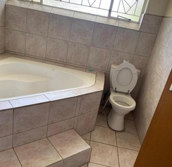 ペンション Good Life Guest House In Orkney +27731671754