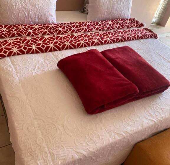 ペンション Good Life Guest House In Orkney +27731671754