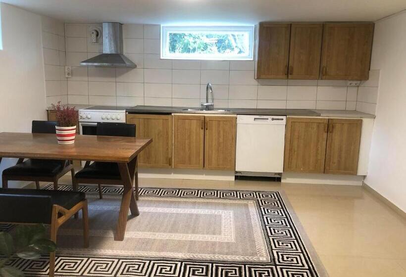 Пансион Peaceful And Friendly Semi Basement With 3 Bedrooms