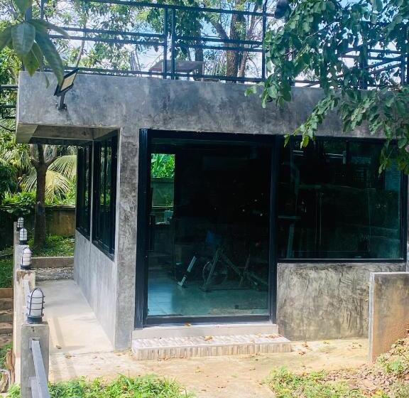 פנסיון Treeside Guest House Resort