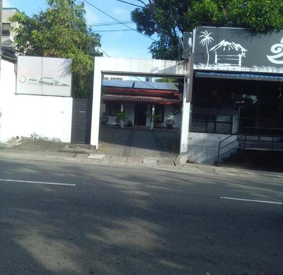 بنسيون White Lotus