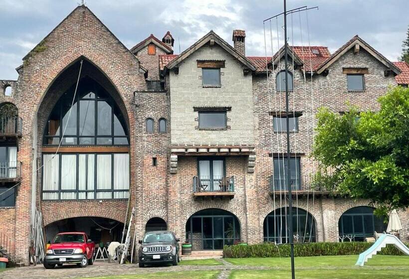 Vive En Un Castillo En Valle De Bravo