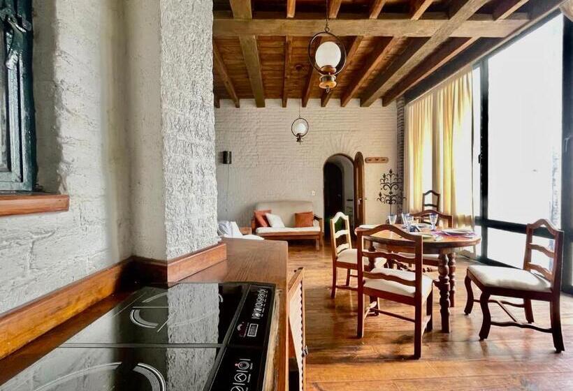 Vive En Un Castillo En Valle De Bravo