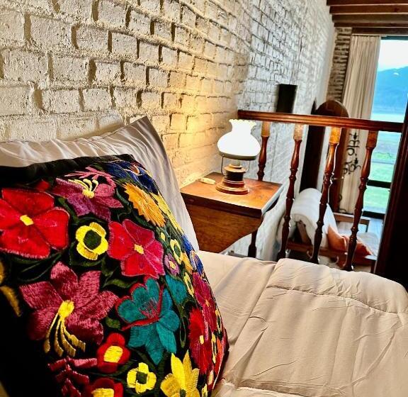 Vive En Un Castillo En Valle De Bravo