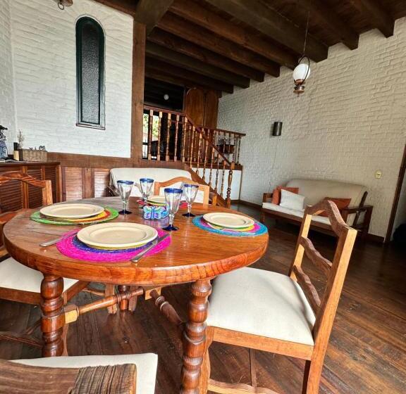 Vive En Un Castillo En Valle De Bravo