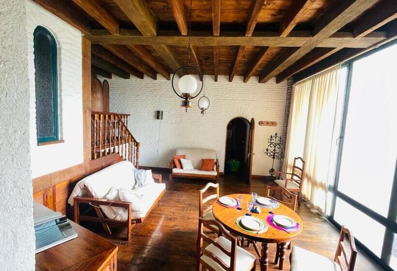 Vive En Un Castillo En Valle De Bravo