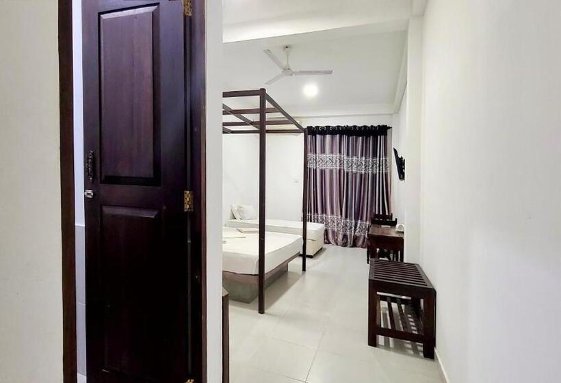 민박 Mirissa Marin Wall Villa Deluxe Triple Room