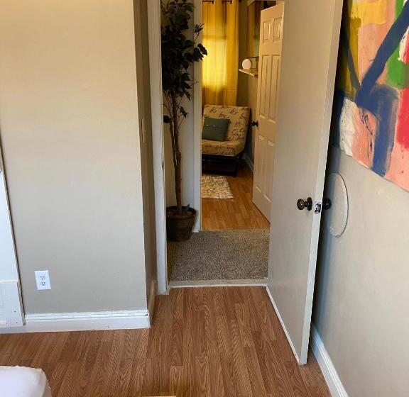 تختخواب و صبحانه The Joseph House