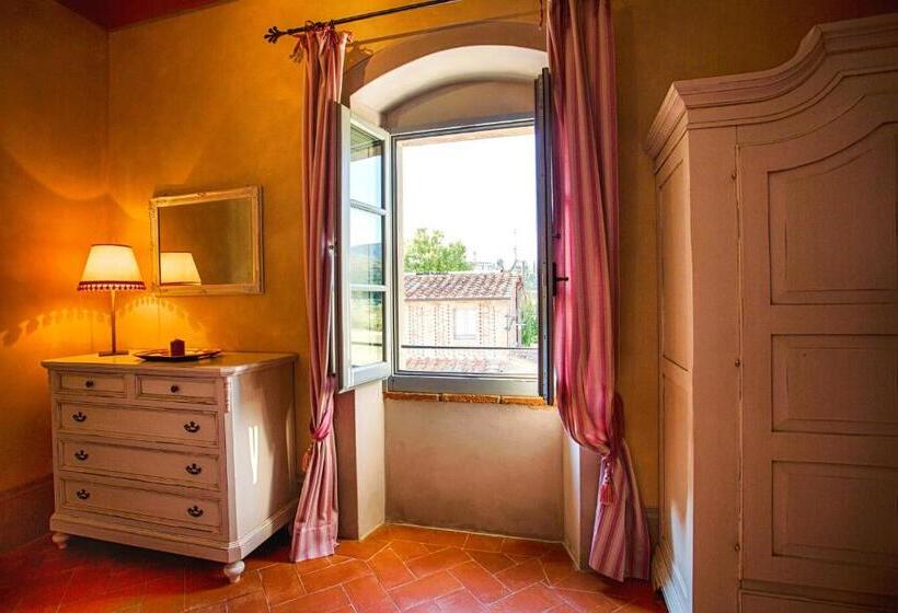 Farmhouse With Swimming Pool Surrounded By Greenery Just 20 Minutes From Arezzo