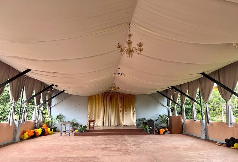 هتل Dinah S Tourist Inn