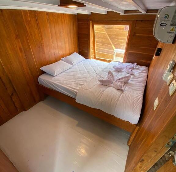 ホテル Labuan Bajo