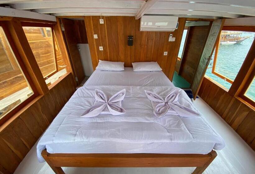 ホテル Labuan Bajo