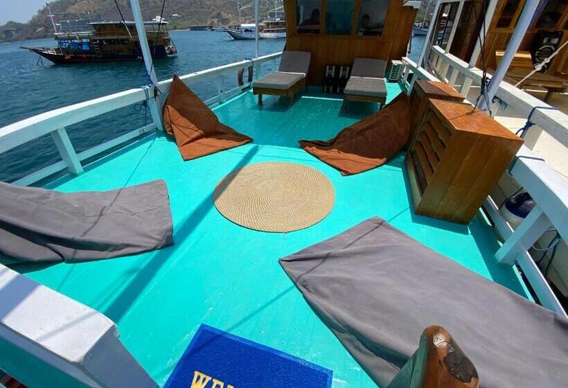 ホテル Labuan Bajo