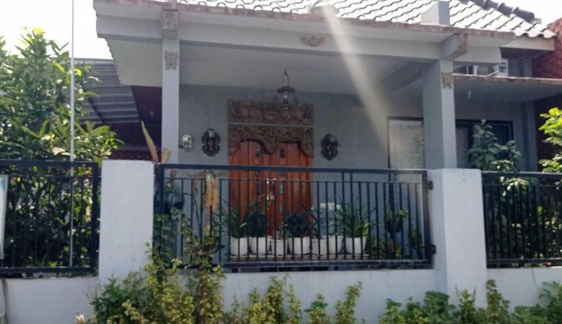 Отель Spot On 93210 Griya Kos Kanjeng Mami Syariah