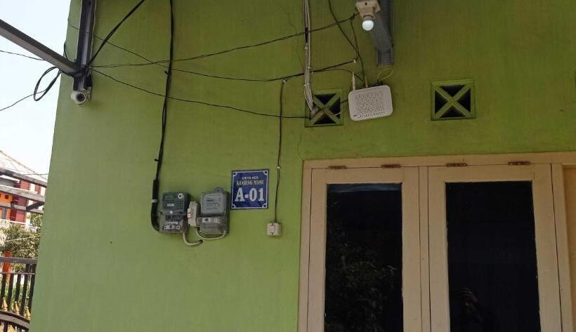 Отель Spot On 93210 Griya Kos Kanjeng Mami Syariah