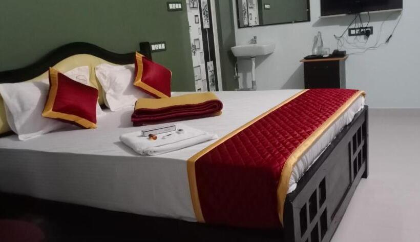 Отель Thanmayas Residency