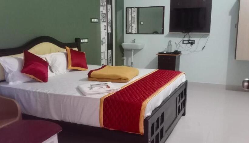 Отель Thanmayas Residency