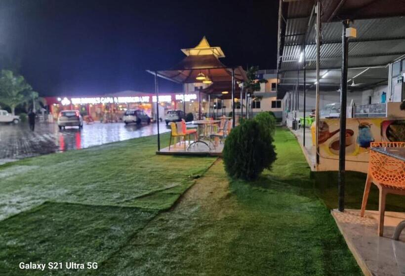 בית מלון כפרי The Royals Room