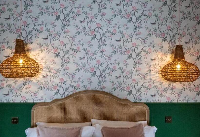 Отель The Sheep And Penguin