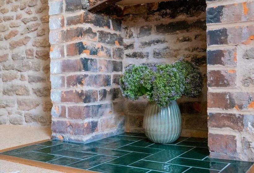 Отель The Sheep And Penguin