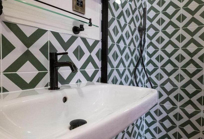 Отель The Sheep And Penguin