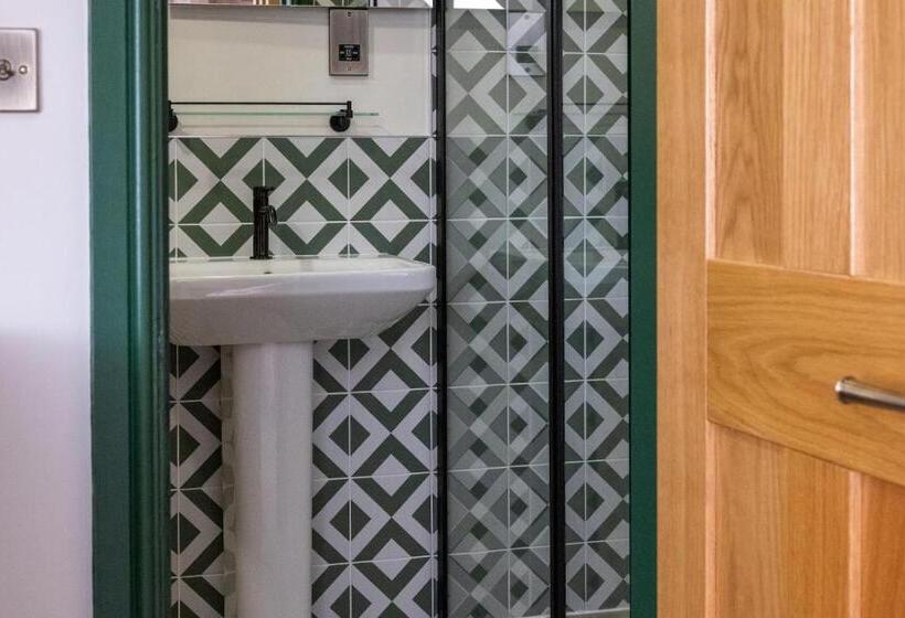 Отель The Sheep And Penguin